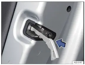 Volkswagen ID.3 Abb. 2 In der Stirnseite einer Tür: Notverriegelung des Fahrzeugs mit dem Notschlüssel (Variante 2).